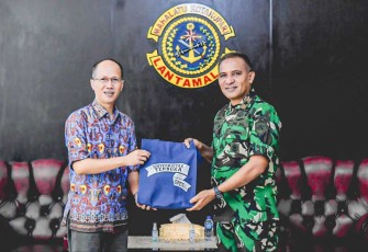 Danlantamal IX Ambon Brigjen TNI (Mar) Said Latuconsina saat menerima cenderamata 