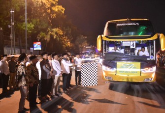 Caption : Bupati Juliyatmono beserta sejumlah pejabat jajaran Forkopimda saat melepas pemberangkatan rombongan calon haji, di depan Masjid Agung Madaniyah Karanganyar, Sabtu (10/6/2023)
