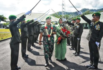 Tradisi penyambutan Danrem 023/KS Kolonel Inf Lukman Hakim 