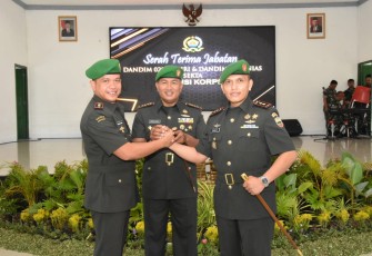 Danrem 023/KS Kolonel Inf Lukman Hakim foto bersama usai sertijab Dandim