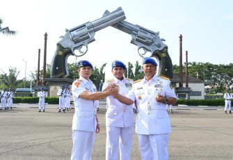 Kasal Laksamana TNI Muhammad Ali foto bersama Danpuspomal usai sertijab 