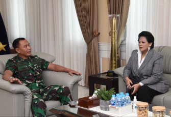 Dankodiklatal Letjen TNI (Mar) Suhartono bersama Dr. Connie Rahakundini Bakrie 