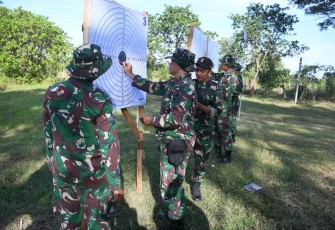 Latihan menembak prajurit Kodim 0802/Ponorogo 
