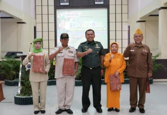 Kasrem 081/DSJ Letkol Inf Yuli Eko Purwanto bersama KBT 