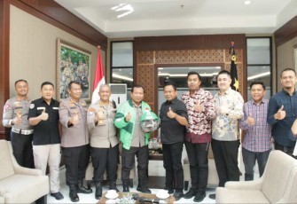 Kapolda Jatim Irjen Pol Toni Harmanto bersama driver online