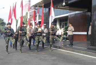 Kapolda Jatim Irjen Pol Toni Harmanto saat upacara penyerahan air suci