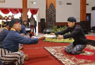 Bupati Trenggalek, Mochamad Nur Arifin, saat menyerahkan peralatan sembelih Kerbau di Pendapa Manggala Praja Nugraha, Kamis (15/6/2023)