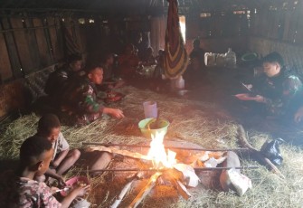 Suasana keakraban satgas dan masyarakat kampung Owagambak
