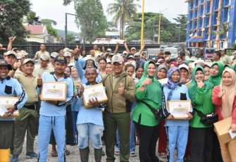Danrem 023/KS Kol Inf Lukman Hakim bersama masyarakat 