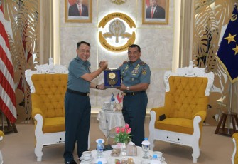Gubernur AAL Mayjen TNI (Mar) Endi Supardi bersama  Askomlek Kasal