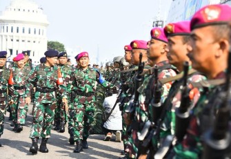 Pangkoarmada RI Laksdya Heru Kusmanto saat pengecekan kesiapan Latihan Armada Jaya XLI 2023 