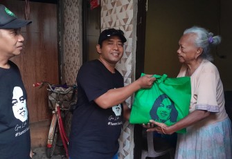Filantropi NBI Sisir Kecamatan Gubeng Bagikan 250 Paket Sembako dari Gus Lilur 
