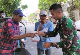 Prajurit Menarmed 2 Kostrad saat membagikan paket daging qurban 
