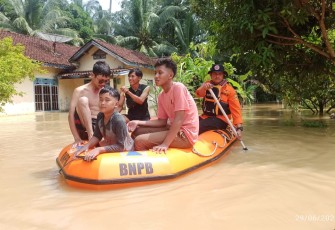 BPBD Kabupaten Tanggamus saat evakuasi warga terdampak banjir