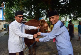 Danlanudal Juanda Kolonel Laut (P) Heru Prasetyo saat menyerahkan hewan qurban 