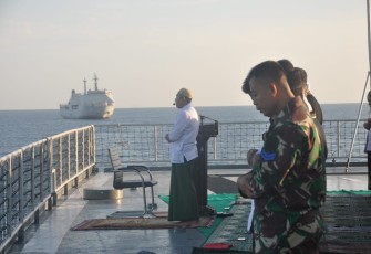 Prajurit TNI AL Sholat Idul Adha di Laut