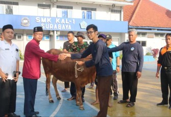 SMK KAL-1 saat menyerahkan hewan qurban 