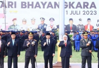 Kapolda Jatim Irjen Pol Toni Harmanto bersama Gubernur Jatim saat HUT Bhayangkara ke 77 di Surabaya, Sabtu (1/7)
