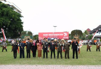 Dandim 0802/Ponorogo Letkol Inf Hirta Juni Adriansyah foto bersama di HUT Bhayangkara ke 77, Sabtu (1/7)