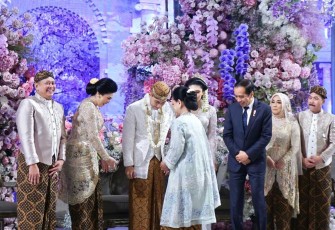 Presiden Jokowi bersama ibu Iriana saat menghadiri pernikahan putri Ketua MPR RI Bambang Soesatyo di hotel Mulia Jakarta, Minggu (2/7)