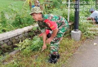 Serma Suryadi kerja bakti bersihkan lingkungan wilayah desa binaan 