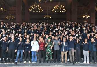 Dandim 0802/Ponorogo Letkol Inf Hirta Juni Adriansyah bersama mahasiswa universitas Brawijaya Malang, Minggu (2/7)