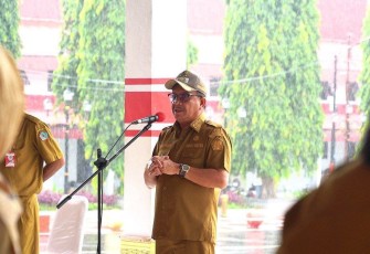 Wali Kota Bitung Maurits Mantiri saat memimpin apel kerja