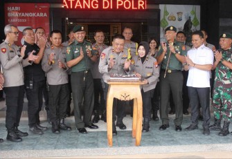 Danmenarmed 2 Kostrad Kolonel Arm Joko Setiyo Kurniawan saat memberikan ucapan selamat HUT Bhayangkara ke-77 di Polresta Malang Kota, Senin (3/7) 
