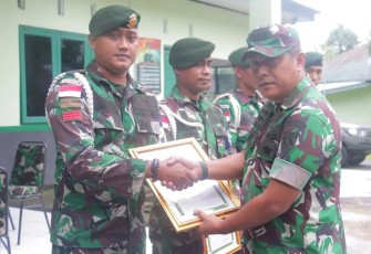 Asops Kasdam XVI/Pattimura Kolonel Inf Budi Santosa saat memberikan penghargaan