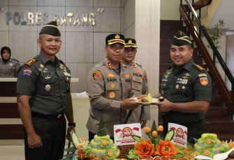 Danrem 071 Wijayakusuma Kolonel Czi Mohammad Andhy Kusuma bersama Kapolres Batang