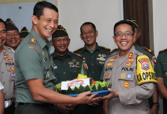 Dandim 0806/Trenggalek Letkol Kav Peddy Adi Prasetyo saat memberikan nasi tumpeng 