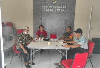 Serda Ahmad bersama warga binaannya, Senin (3/7)