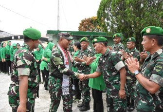 Danrem 023/KS Kolonel Inf Lukman Hakim saat menyalami prajuritnya di Kodim 0210/TU, Senin (3/7) 