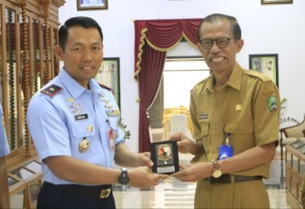 Danlanud Iswahjudi Marsma TNI Wastum saat memberikan cenderamata ke Bupati Magetan