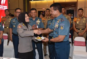 Wagub AAL Laksma TNI Dato' Rusman saat memberikan nasi tumpeng syukuran HUT Bhayangkara ke-77 di mapolda Jatim, Surabaya, Senin (3/7)