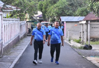 Danrem 023/KS Kolonel Inf Lukman Hakim saat olahraga jalan santai, Selasa (4/7)