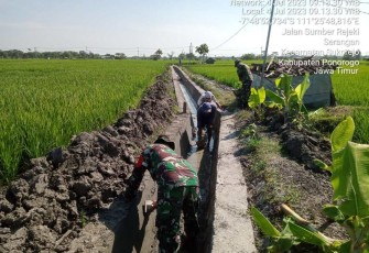 Bangun talud bersama warga binaan