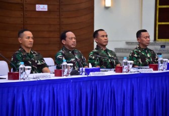 Dankodiklatal Letjen TNI (Mar) Suhartono saat menghadiri penutupan Latihan Armada Jaya XLI