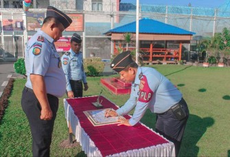 Kalapas Binjai Theo Adrianus saat penandatangan Transformasi Pemuktahiran Data Simpeg, Medan, Selasa (4/7)