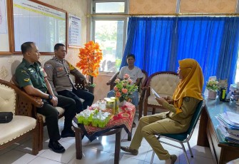 Serda Suryanto bersama tiga pilar wilayah desa binaan