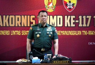 Kasdam IX Udayana Brigjen TNI Sachono saat menerima berita acara serah terima BAST Rusun 
