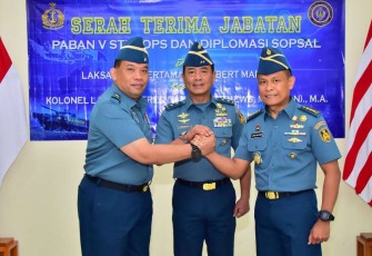 Asops Kasal Laksamana Muda TNI Denih Hendrata foto bersama usai sertijab 