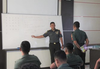 Kapten Arm Lulu Yulandara saat berbagi pengetahuan bahasa inggris di Mako Menarmed 2 Kostrad, Malang, Selasa (4/7)