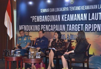 Asops Kasal Laksda TNI Denih Hendrata saat seminar keamanan laut di hotel Borobudur Jakarta, Rabu (5/7)