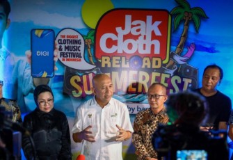 MenkopUKM Teten Masduki saat memberikan keterangan pers di acara JakCloth Summerfest Reload  