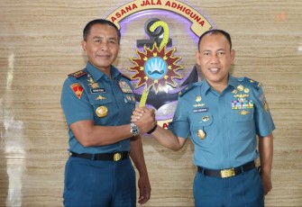 Dankodiklatal Letjen TNI (Mar) Suhartono bersama Kadiskual Laksma TNI Imam Subarkah di Surabaya, Kamis (6/7)