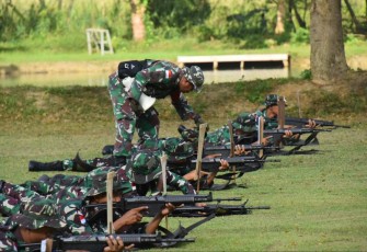 Latihan menembak prajurit Lantamal XI Merauke, Kamis (6/7)