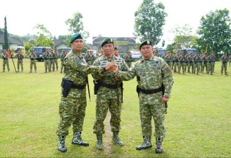 Pangdiv 2 Kostrad Mayjen TNI Haryanto foto bersama usai sertijab