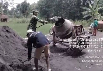 Kerja bakti bangun jalan bersama warga binaan