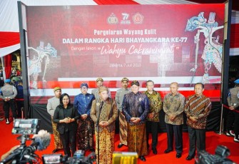 Kapolri Jenderal Listyo Sigit Prabowo saat memberikan keterangan pers dalam pagelaran wayang kulit di Jakarta, Jum'at (7/7)